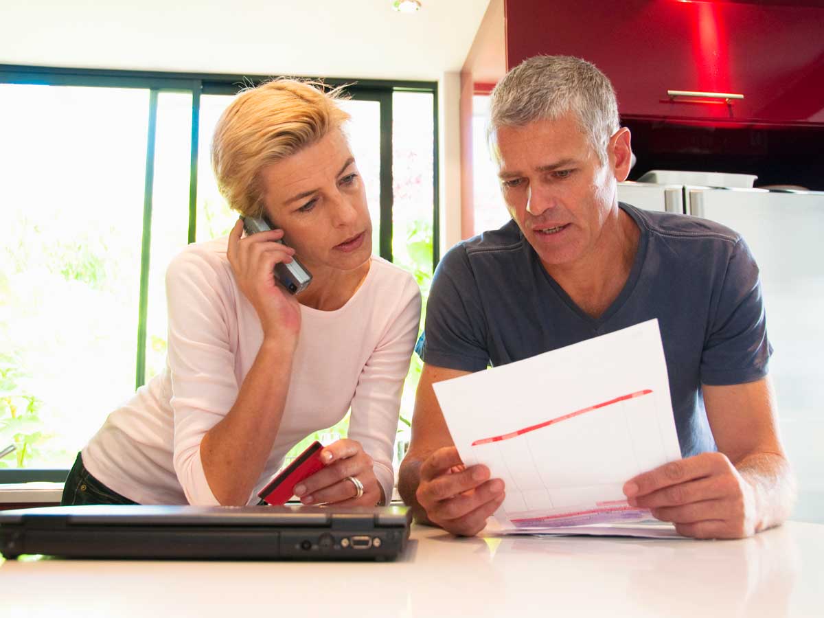 Couple, regarder, facture, avoir, carte de crédit, et, parler téléphone