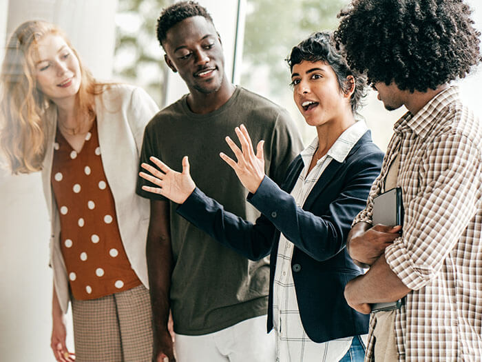 Groupe de jeunes adultes en pleine conversation